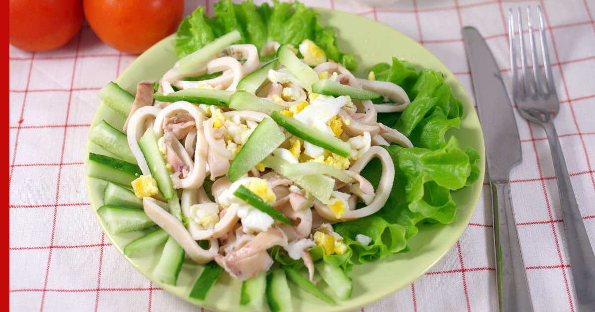 Как приготовить вкусный салат из кальмаров с кукурузой и яйцом