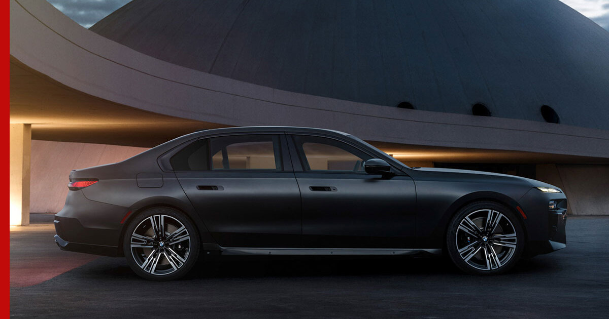 Новая BMW 7-й серии получила "двухэтажные" фары и электрическую версию