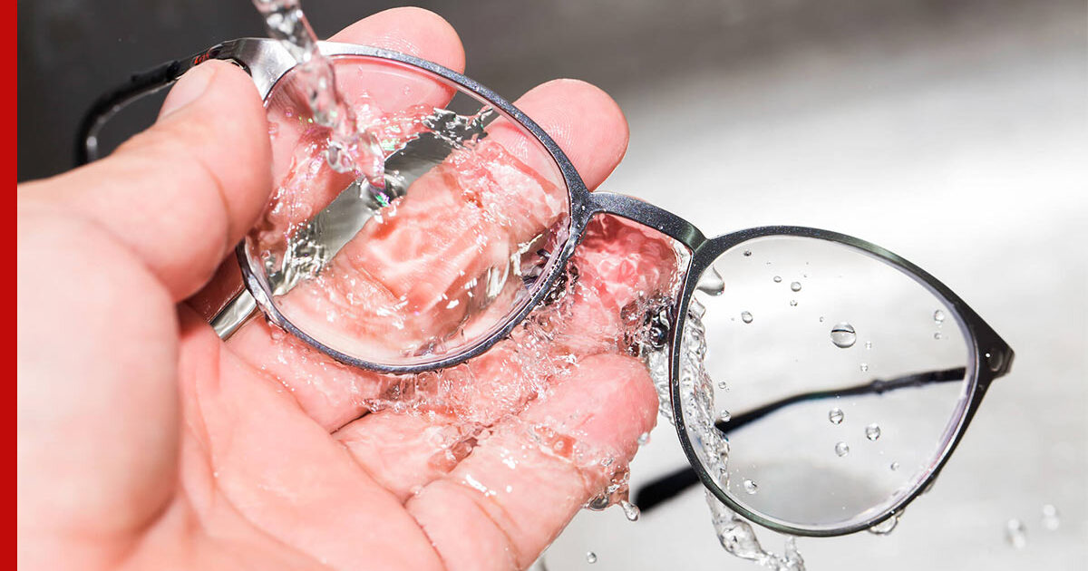 Как чистить очки для зрения. Протирка очков. Как чистить очки для зрения. Чем протирать солнцезащитные очки чтобы не было разводов. Протирка очков.