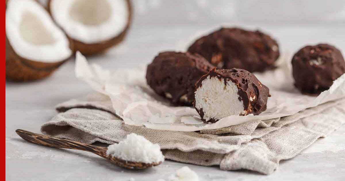 Не хуже "Баунти": рецепт кокосовых батончиков в молочном шоколаде