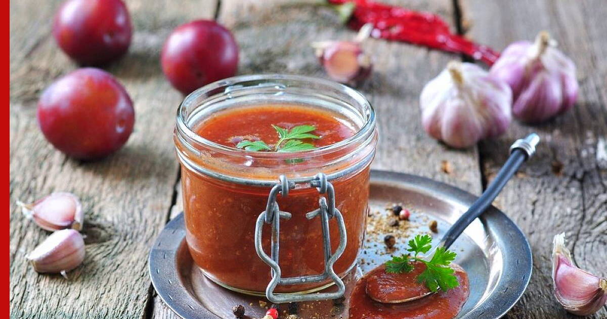 Просто и вкусно: пряный соус из сливы на зиму