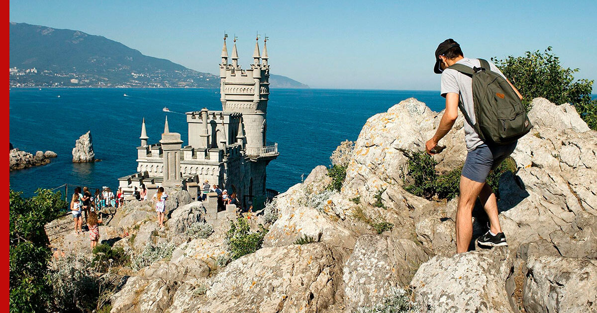 Сколько получают в крыму. Туризм в Крыму. Первые достопримечательности туризм. Девушка на полуострове.
