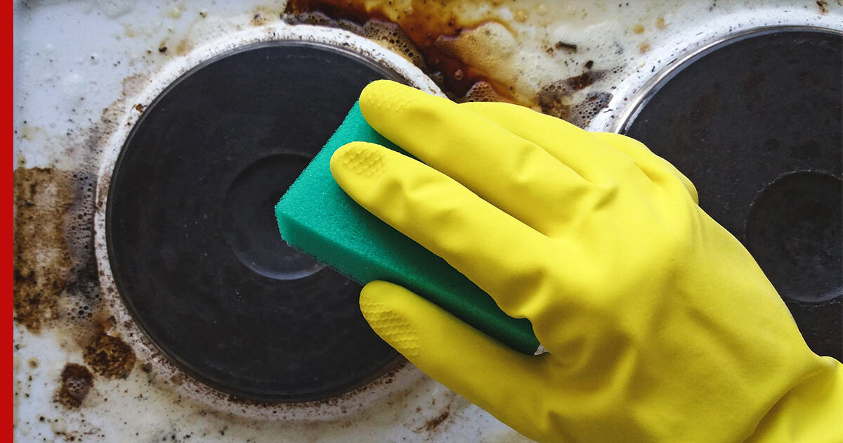 Как очистить плиту от нагара: блогер назвала простой и действенный способ