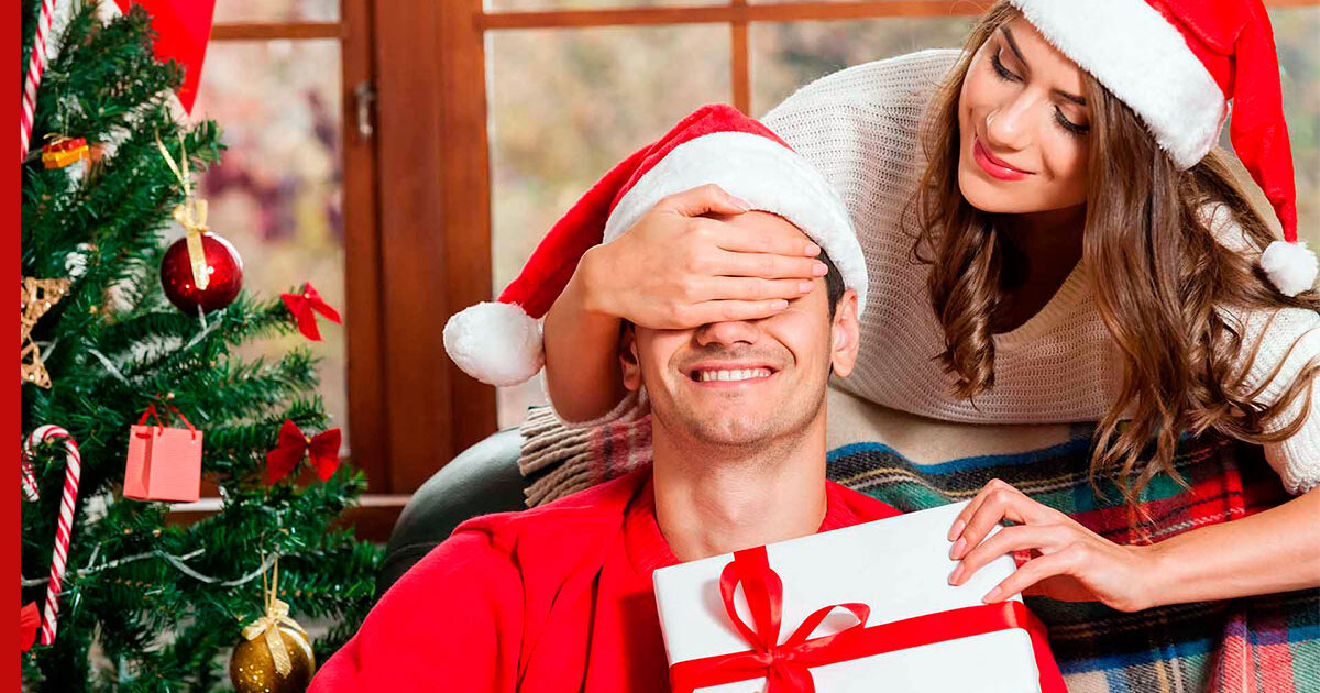 фотосессия мужчина и женщина на новый год. открытие подарка. дарить подарки на новый год. подарки к праздникам. презент на новый год.
