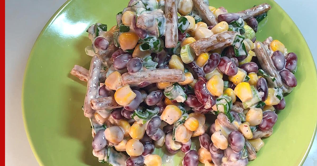 Салат с кириешками и колбасой и фасолью и кукурузой рецепт фото пошагово
