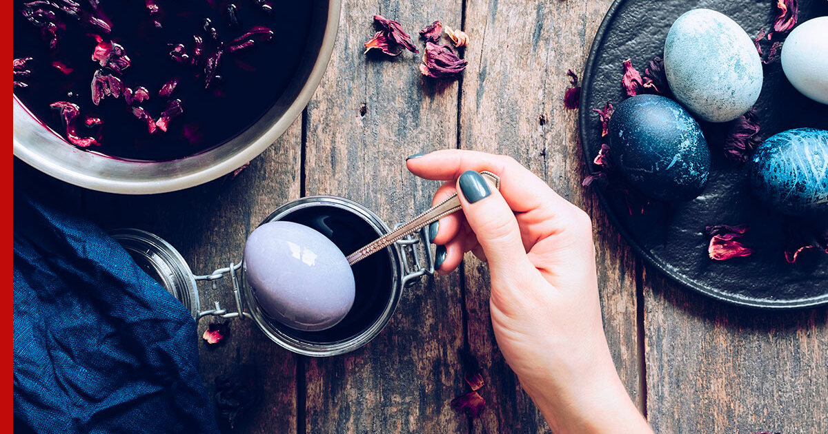 Как покрасить мраморные яйца на Пасху чаем каркаде: простой рецепт