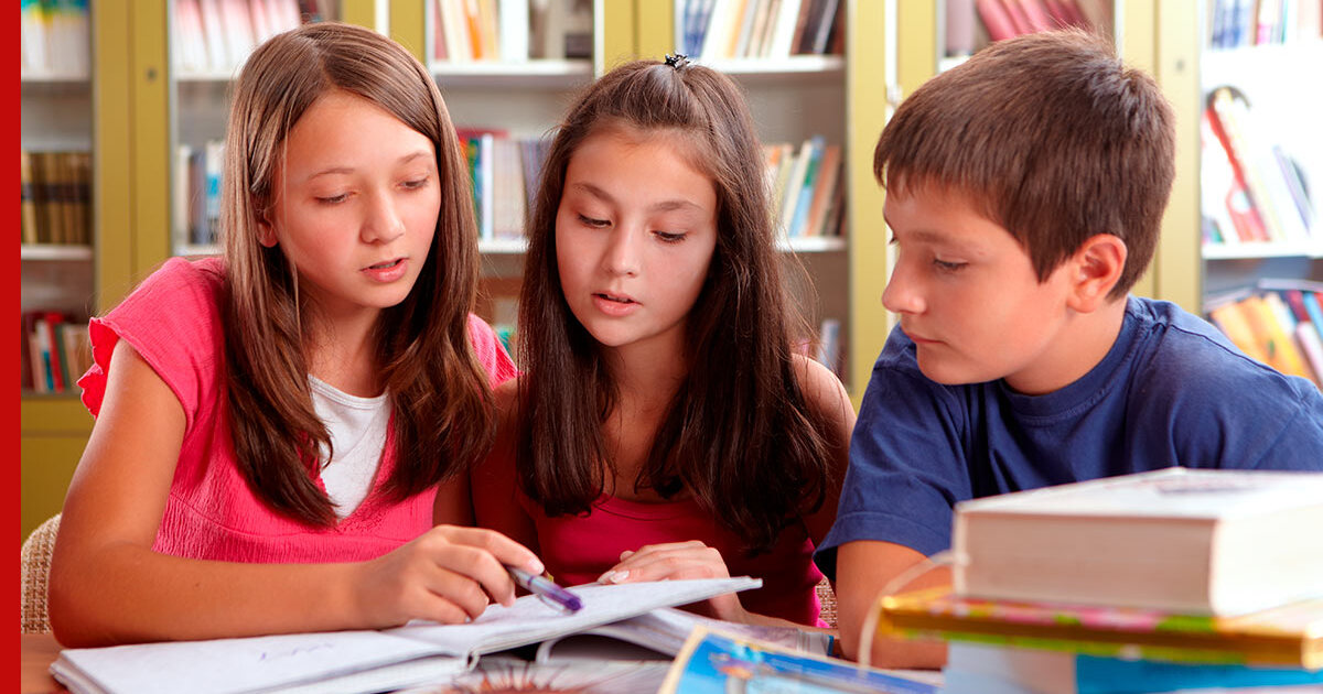 Дети школьники. Девочки в школе. Младшие школьники. Классическая школьная форма для девочек. Школьники младших классов.