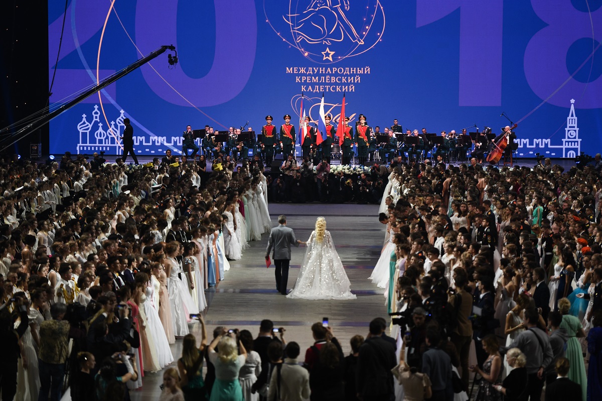 На балу кадеты могут пообщаться не только со сверстниками, но и с выдающимися общественными деятелями 