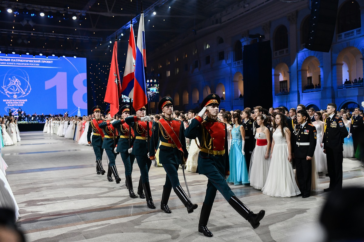 Но, пожалуй, главная задача - себя показать. Ради этого кадеты долго готовятся, в том числе, оттачивая танцевальные движения