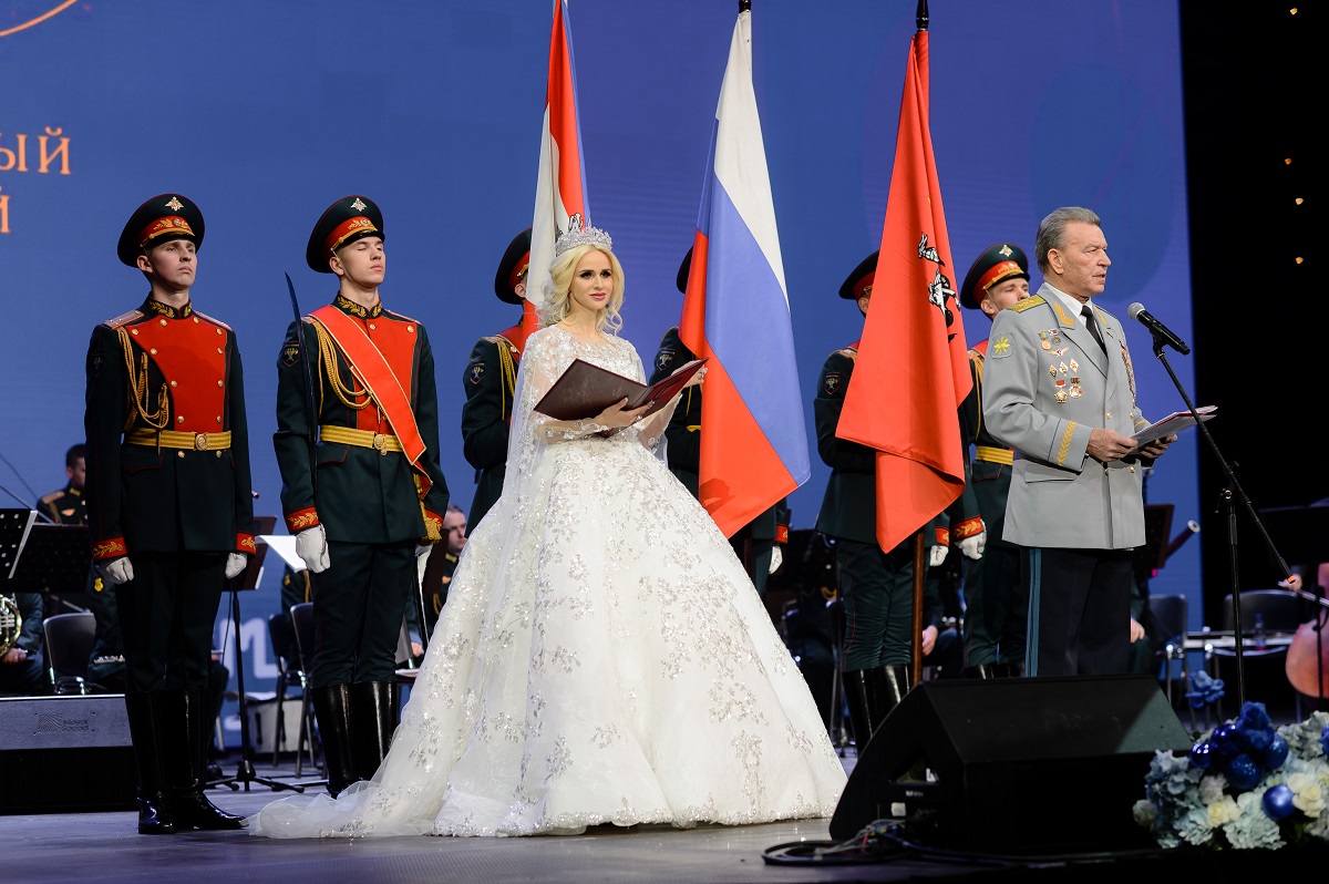 Организатор МККБ, президент Благотворительного фонда по поддержке социально-экономических программ Юлия Кирпичникова и  герой Советского Союза Николай Антошкин