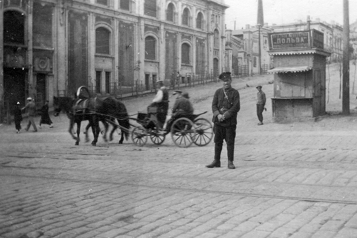 Здание ГУМа, перекресток улиц Светланская и Уборевича