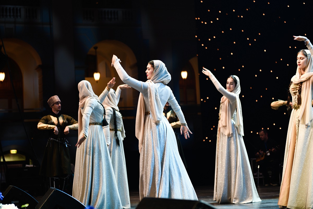 Собравшиеся на балу могли полюбоваться не только классическими, но и национальными танцами