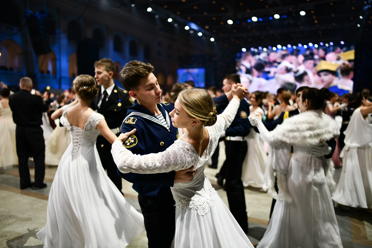 Умение вальсировать входит в число ключевых навыков для участников бала