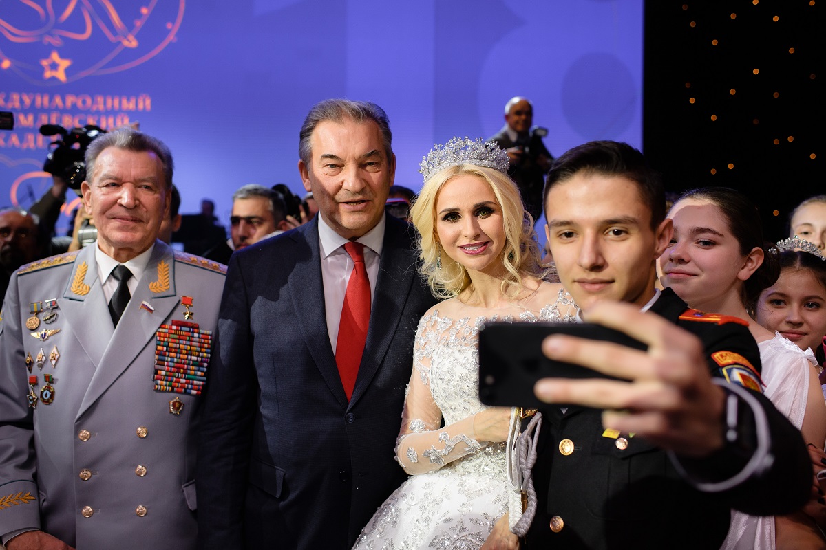 Депутат Госдумы, знаменитый хоккеист Владислав Третьяк, летчик Николай Антошкин и Юлия Кирпичникова