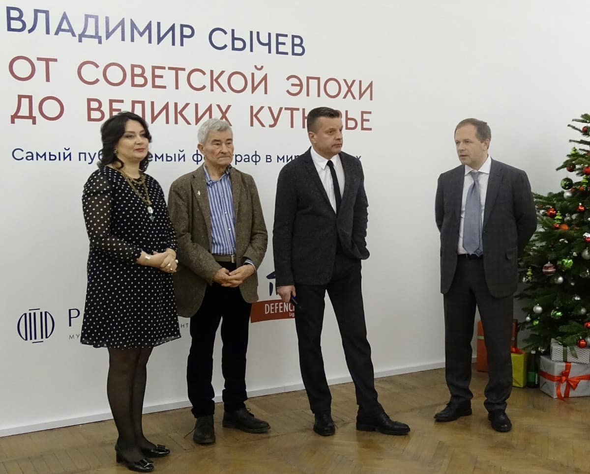 Открытие выставки. Слева направо:  Анна Голубева (заместитель директора по основным видам деятельности музейно-выставочного центра «Росфото»), фотограф Владимир Сычев, Леонид Парфенов, Олег Жуков (партнер юридического бюро «ТМ Дефенс»)