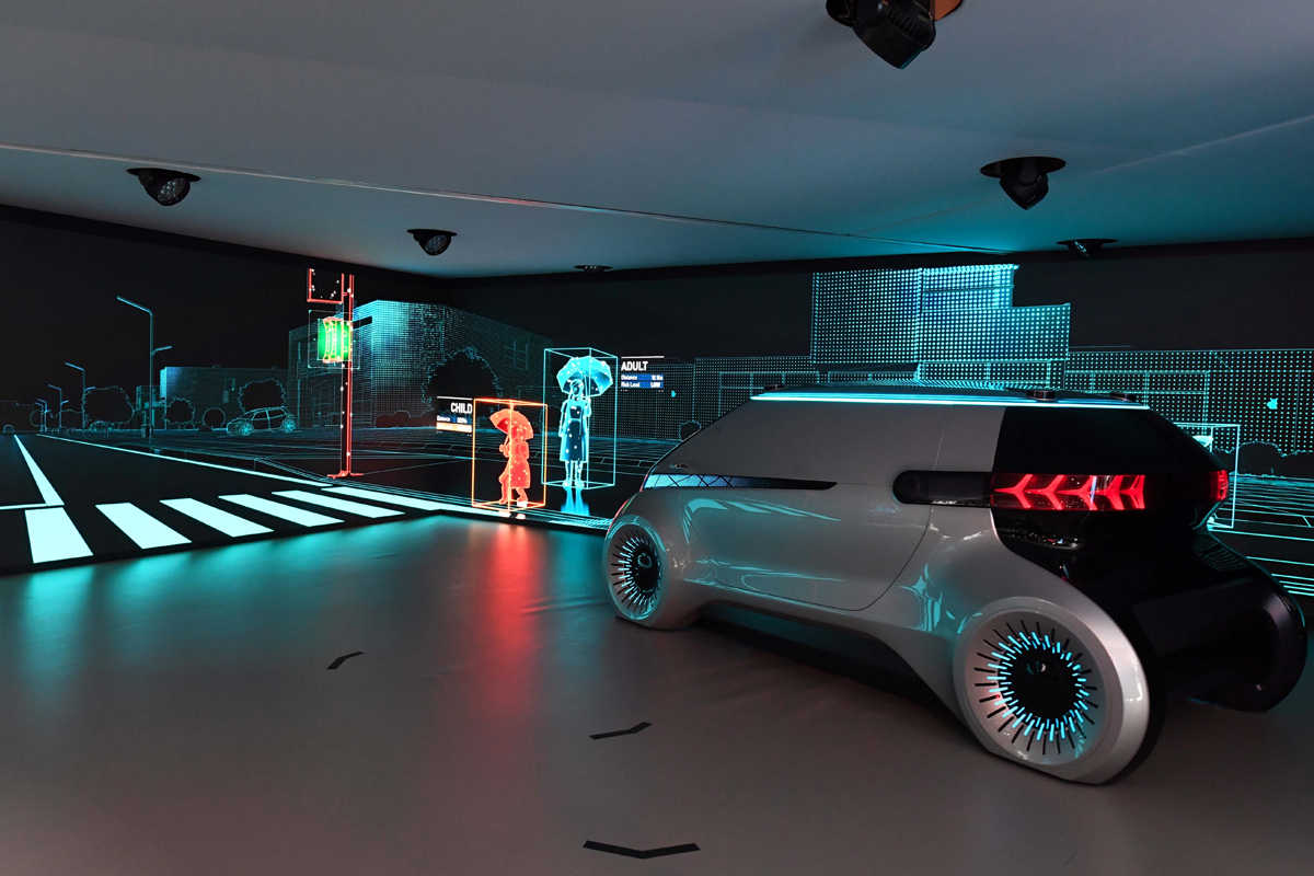 Автоконцерн Hyundai представил концепт беспилотника, словно сошедшего со страниц фантастического романа. Отсутствие руля, медиа-экраны с развлечениями для пассажиров вместо окон – броские, но не главные новшества. Особый акцент разработчики сделали на «этике» автомобиля – системе световых коммуникаций с другими участниками дорожного движения. Например, машина может показать фарами пешеходам, чтобы те не боялись перейти дорогу: она остановится и подождет, сколько нужно.