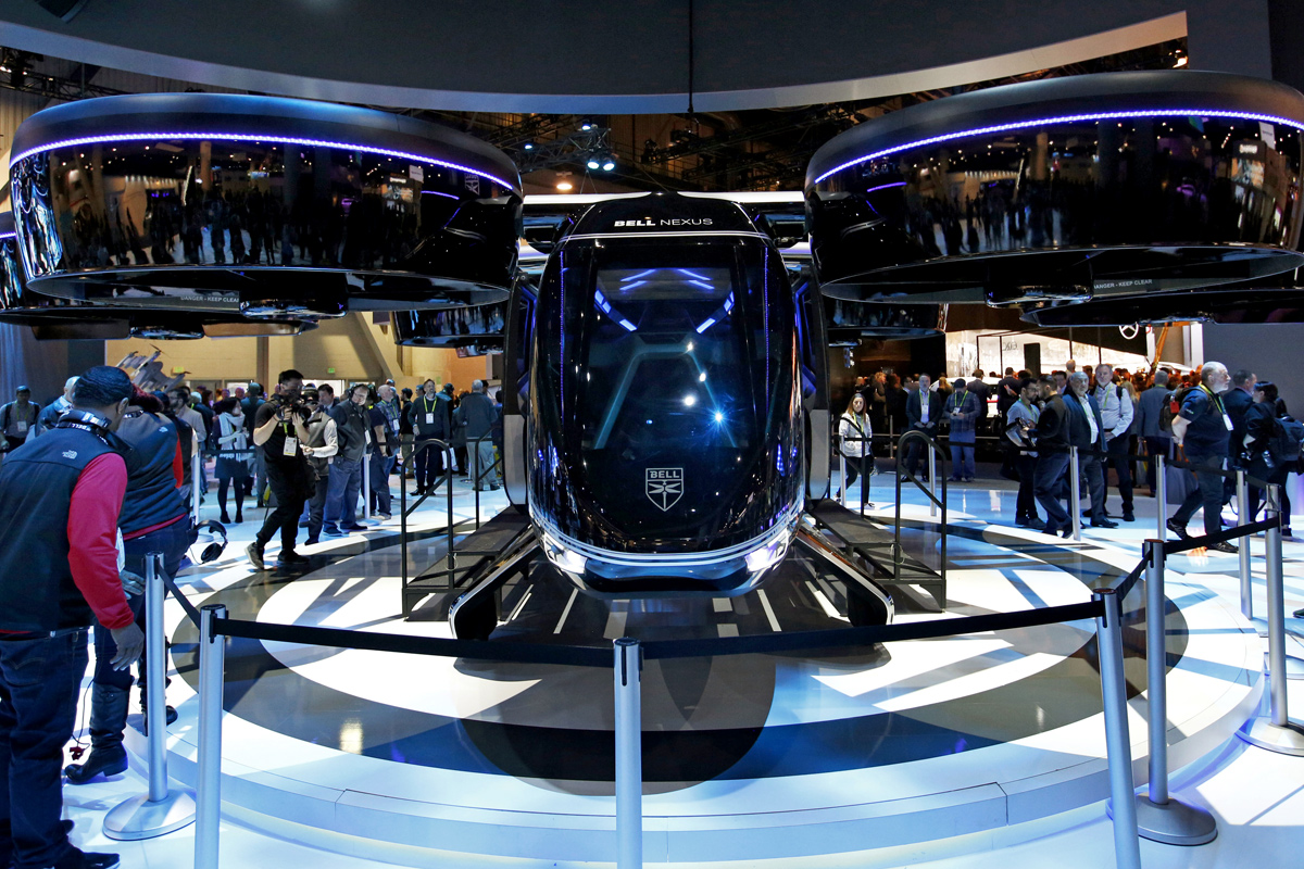 Другой непременный атрибут sci-fi сюжетов – аэротакси – тоже становится реальностью. На фото Bell Nexus – прототип конвертоплана для небольших перелетов в черте города. При необходимости он меняет положение пропеллеров, чтобы приземлиться в условиях плотной застройки, а воздухе развивает скорость 241 км/ч. Как обещает компания Bell Helicopter, регулярные полеты Nexus начнутся в 2021 году.