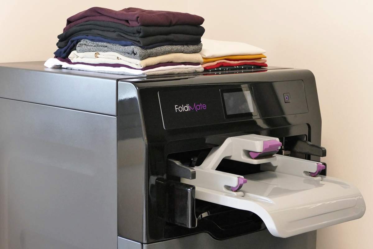 Еще одна любопытная тема CES – гаджеты, призванные облегчить повседневную жизнь. Зачастую они вызывают у посетителей не меньший ажиотаж, чем «серьезные» презентации. Например, складывающий одежду аппарат FoldiMate был весьма тепло встречен публикой. В самом деле, удобно: кладешь в специальный приемник брюки или рубашки, и чуть позже из нижнего ящика машины выезжает аккуратная стопка.