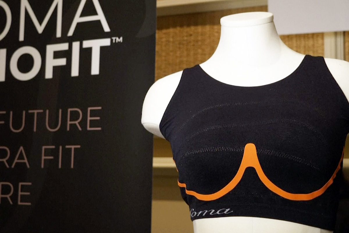 Хитом среди носимых гаджетов стал «умный» бюстгальтер Somainnofit с поддержкой Bluetooth. Он уточняет фактический размер груди своей обладательницы и подстраивается под него. По мнению разработчиков из компании Soma, это позволит женщинам избежать проблем, вызванных ношением слишком тесных или, наоборот, просторных бюстгальтеров. О популярности разработки говорит тот факт, что после презентации все бюстгальтеры на сайте Soma разобрали на один день.