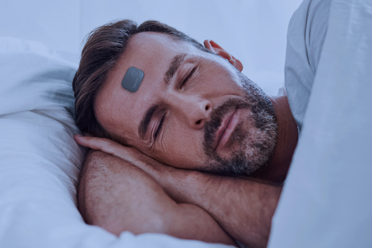 Самый экзотический нательный гаджет представила компания Beddr. Ее Sleep Tuner – трекер сна, который, в отличие от других подобных девайсов, не надевается на руку, а крепится на лоб. То есть, отправляясь в кровать, пользователь в буквальном смысле должен приклеить устройство себе на лоб, воспользовавшись идущим в комплекте стикером. Как заверяют представители Beddr, такое расположение позволяет максимально точно определить частоту пульса и уровень кислорода в крови. 