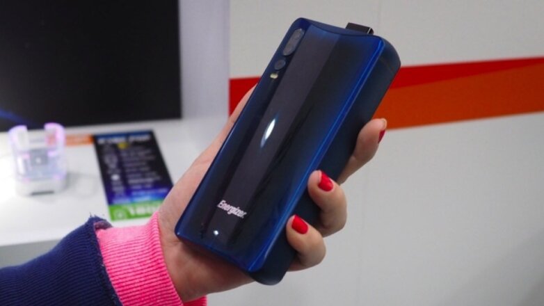 Эксперты: Смартфон выбирают по камере, а меняют из-за батареи