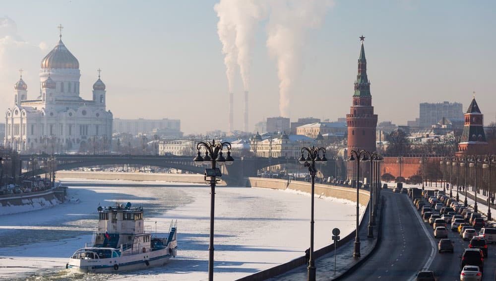Легкий мороз, ясное небо и гололед ожидают москвичей во вторник