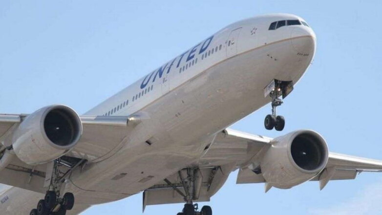 Семь пассажиров Boeing 737 попали в больницу из-за запаха в салоне самолета