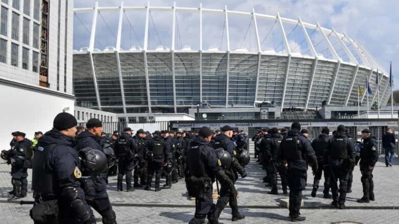 К стадиону «Олимпийский» в Киеве стянули автозаки и тяжёлую технику