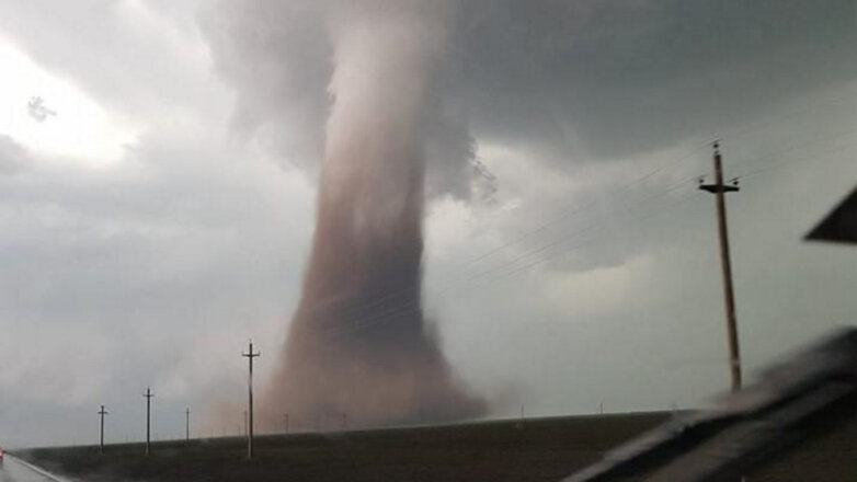 В Румынии сняли на видео «адский» торнадо