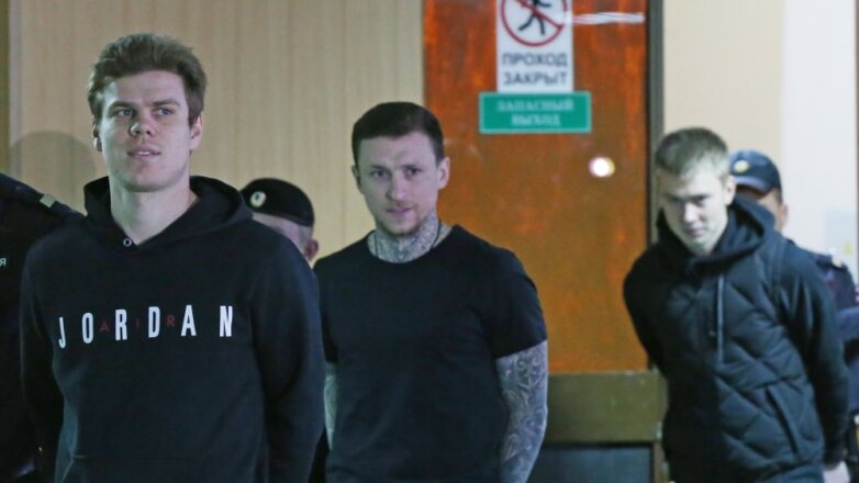 Мосгорсуд продлил арест футболистам Кокорину и Мамаеву