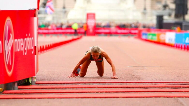В Сеть выложили видео со спортсменкой, ползущей к финишу марафона
