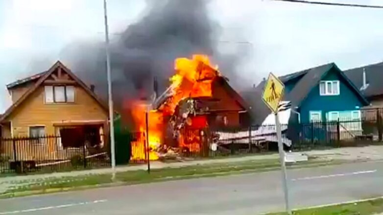 Видео: в Чили самолет упал на жилой дом