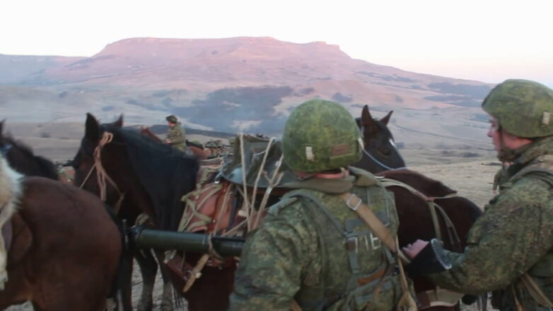 Видео: На учениях в горах минометы доставили к месту стрельб на «волчьих шкурах»