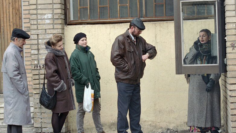 "В 1990-е убивали людей и все бегали абсолютно голые"