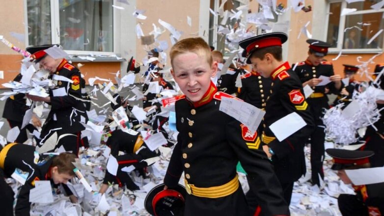 Для выпускников Московского суворовского училища прозвучал последний звонок