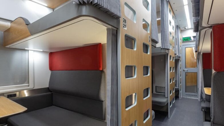 Первые плацкарты и купе с душем, микроволновками и розетками появятся у РЖД осенью