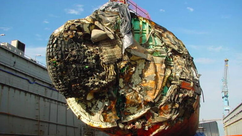 В сеть выложили фото подлодки ВМС США, столкнувшейся с горой