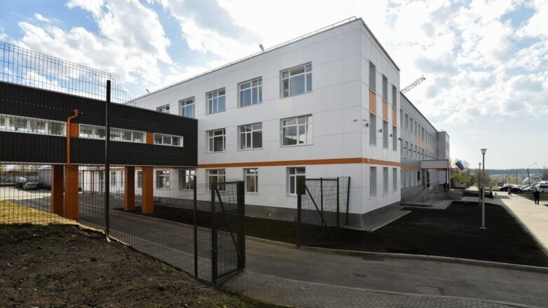 УГМК помогла реконструировать школу и построить ледовую арену