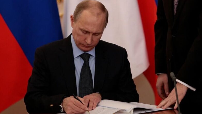 Путин подписал закон об увеличении детских пособий