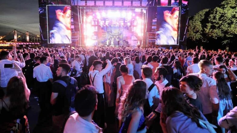 В Госдуме предложили разрешить школьникам очные выпускные