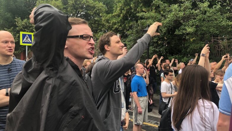 Четверо задержанных на акции в поддержку Голунова остались в ОВД