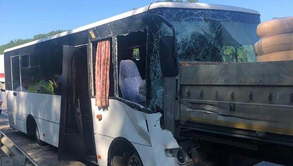 На Кубани рейсовый автобус с пассажирами врезался в грузовик