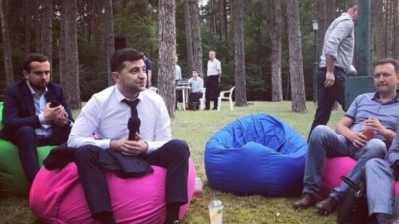 Зеленский тайно встретился с журналистами в лесу