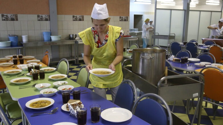 Путин подписал закон о бесплатном питании школьников младших классов