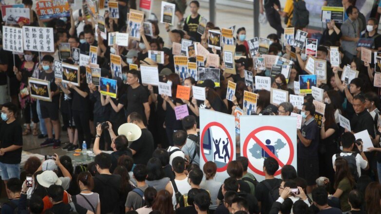 В аэропорту Гонконга демонстранты устроили сидячую акцию протеста