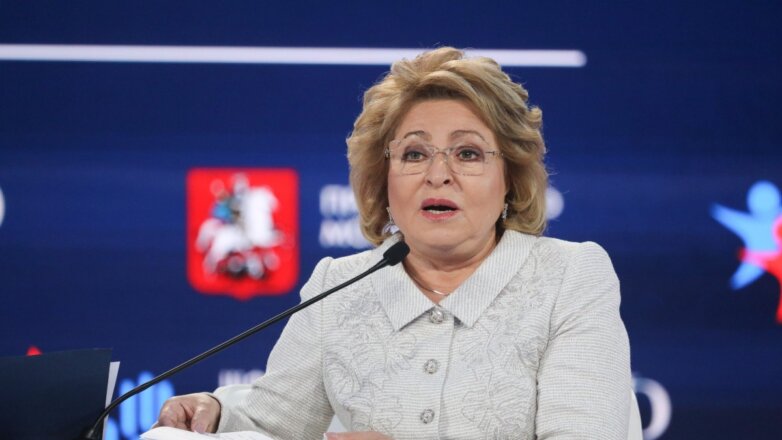 Матвиенко предложила запретить смартфоны в школах