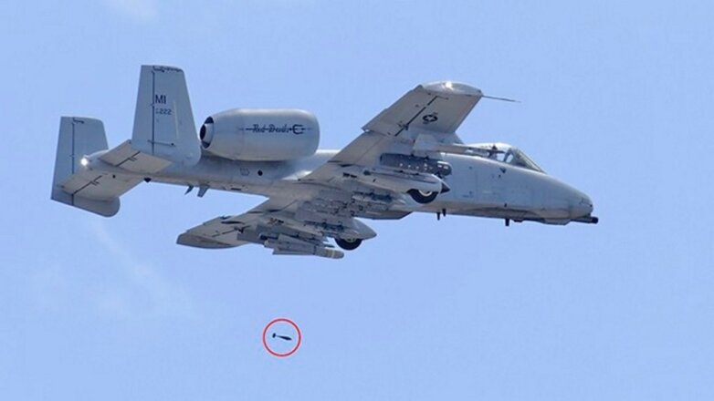 В США штурмовик сбросил бомбы после столкновения с птицей