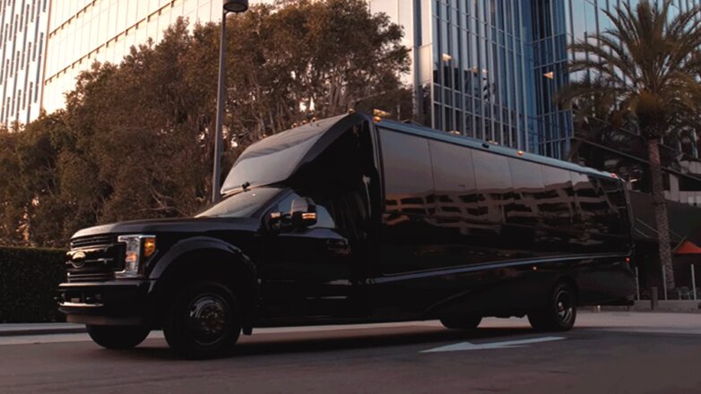 Грузовик Ford F-550 превратили в офис за миллион долларов