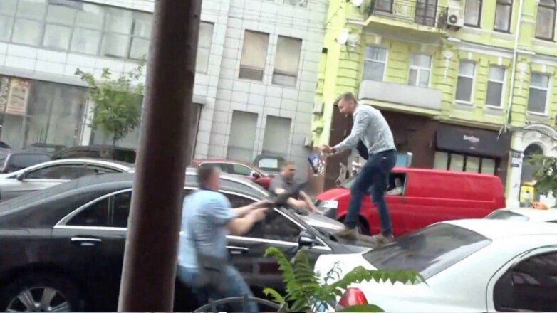 Неизвестные пытались напасть на Порошенко после допроса в ГБР