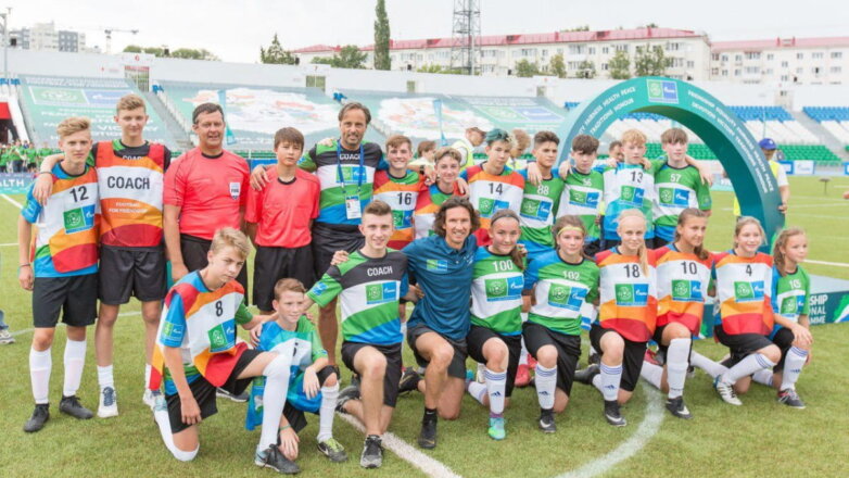 Спортсменам международных детских игр вручили специальную награду «Футбола для дружбы»